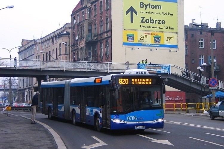Archiwalna fotografia sprzed dworca autobusowego w Bytomiu,...