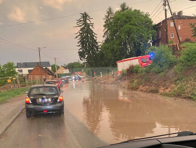 Nawałnice w gminie Zielonki. Zalane drogi, zatkane przepusty, wyrwane kostki chodnikowe. Mnóstwo interwencji strażackich