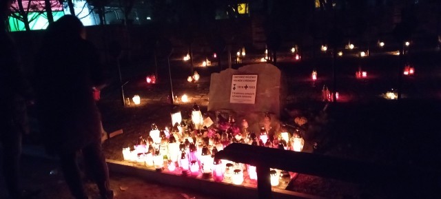 Mieszkańcy Jędrzejowa i okolic nie zapomnieli o zmarłych bliskich. Cmentarze przy ulicach Osiedlowej i Cmentarnej rozpaliły się blaskiem płonących zniczy już w niedzielę, rozświetlając czyste nocne niebo.Więcej zdjęć na kolejnych slajdach>>>>