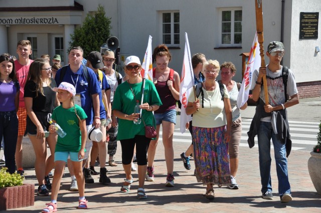 Grupa z Szydłowca, Szydłówka, Jastrzębia i Wierzbicy dociera właśnie do Bazyliki Mniejszej Ostra Brama w Skarżysku-Kamiennej.