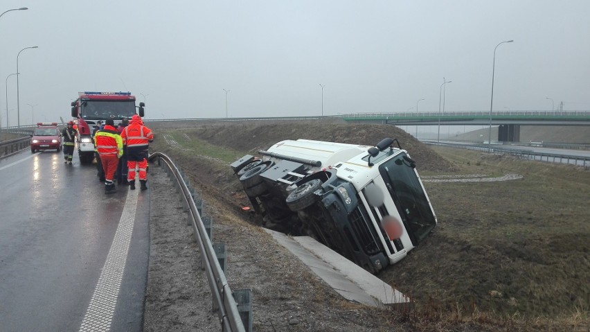 W piątek na węźle autostrady A4 Jarosław Zachód, przewróciła...