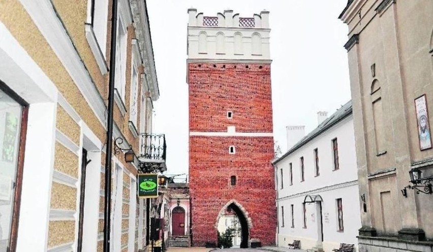 9. Brama Opatowska w Sandomierzu – w 2019 roku odwiedziło...