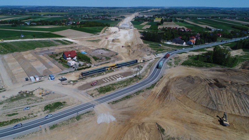 Budowa trasy S7 nie zwalnia. Na węźle Szczepanowice-Widoma beton zalewa kolejne zbrojenia [GALERIA]