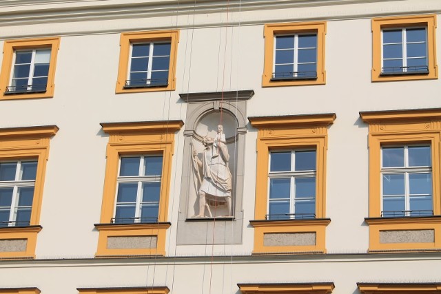 Uroczyste odsłonięcie rzeźby nastąpi 23 lipca, ale na fasadzie rzeźba pojawiła się 8 lipca