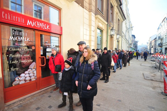 W tłusty czwartek przed krakowskimi cukierniami ustawiały się długie kolejki. Tak było m.in. przed cukiernią Michałek przy ul. Krupniczej.