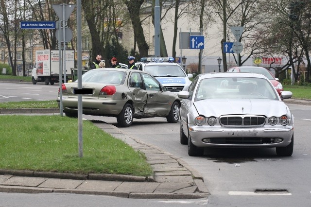 Kolizja na rondzie Solidarności w Słupsku. Dwie osoby w szpitalu.