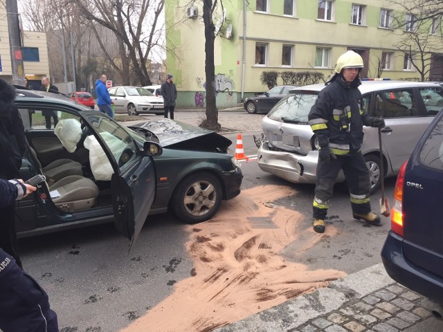 20-letni kierowca hondy najechał na ul. Katowickiej na tył skody, kierowanej przez 33-latka, a ta siłą odrzutu uderzyła w bmw, które prowadziła 38-letna kobieta. Kierowca skody został odwieziony do szpitala. Wszyscy uczestnicy zdarzenia to mieszkańcy powiatu opolskiego. Zgłoszenie policja otrzymała o godz. 16.49.