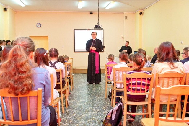 Religia nie jest obowiązkowa, żeby na nią chodzić, trzeba się zadeklarować. W Krakowie na religię nie chodzi 17 proc. uczniów