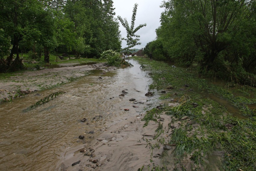 Po ulewach najgorsza sytuacja w gminie Wadowice Górne. Przerwany wał, zalane gospodarstwa, drogi [WIDEO Z DRONA]