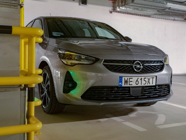 Chciałoby się napisać, że Opel Corsa jest niedocenianym bratem Peugeota 208, który notabene został Samochodem Roku 2020, ale na to jest zdecydowanie za wcześnie. A może się mylę i dzięki sukcesowi francuskiej propozycji, mały Opel osiągnie sukces? Na dwoje babka wróżyła. Ja wiem jedno – nowa Corsa przypadła mi do gustu.Fot. Kamil Rogala