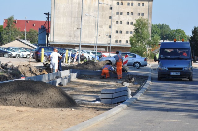 Drogowcy przy ulicy Waryńskiego. Trwają ostatnie prace przy krawężnikach, lada chwila zostanie położona ostatnia warstwa asfaltu.