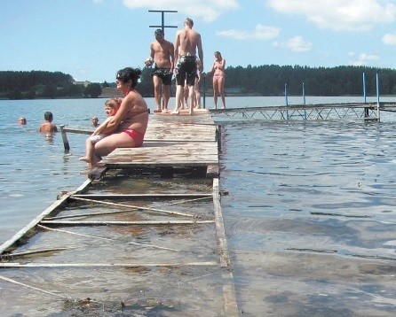 Pomost na Jeziorze Lubowidzkim. &#8211; Po każdej kąpieli w jeziorze bierzemy długi prysznic. Nie wiadomo, co w tej wodzie pływa &#8211; mówią plażowicze.