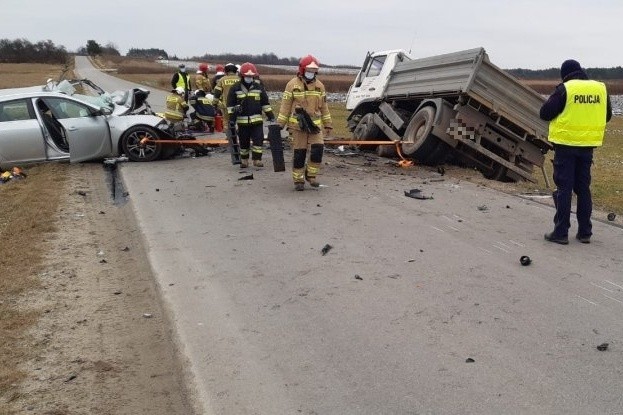 Śmiertelny wypadek w Stobiernej. Nie żyje kierowca samochodu, który zderzył się z ciężarówką
