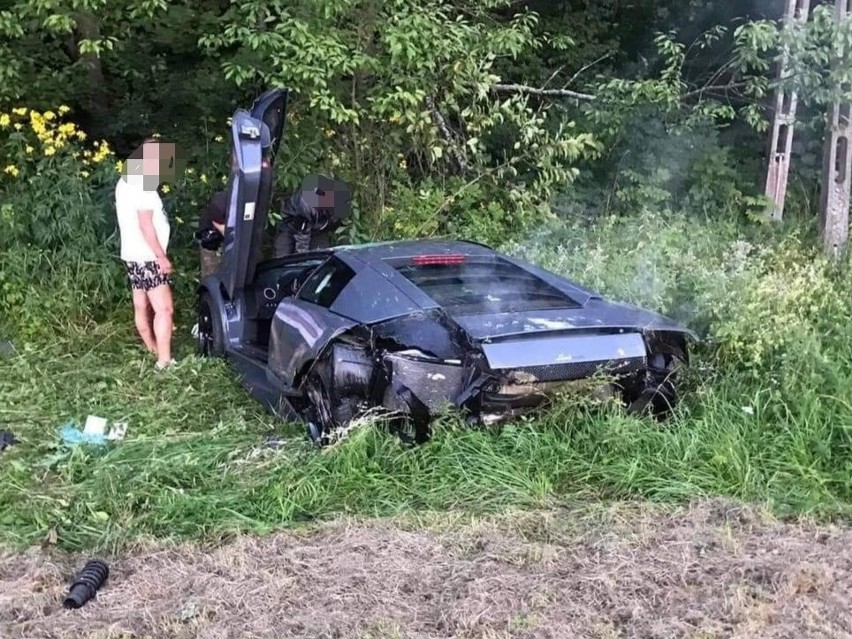 Lamborghini wjechało do rowu. Kierowca trafił do szpitala,...
