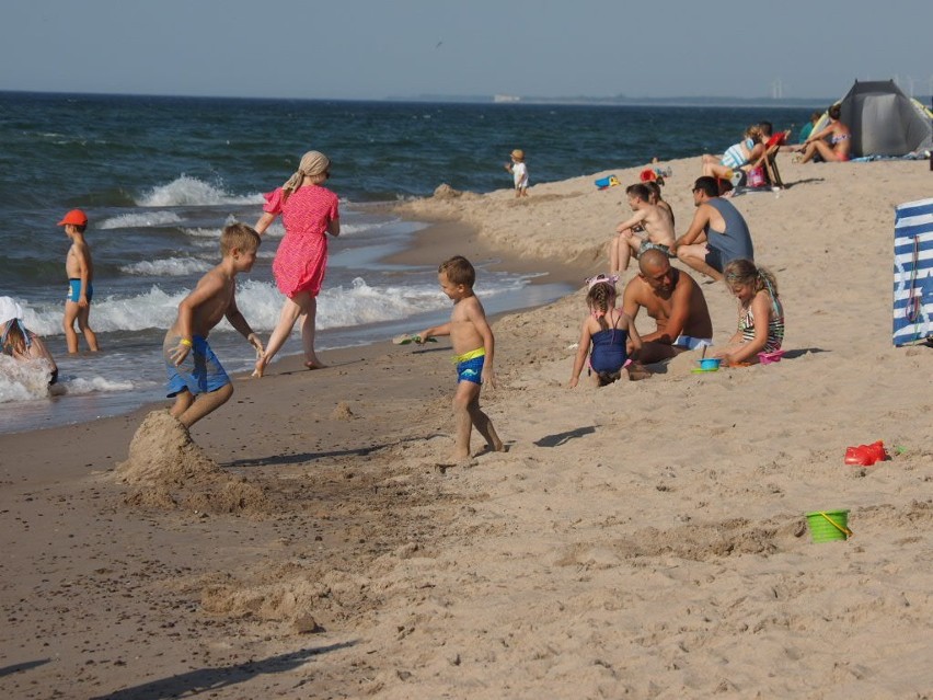 Sobotni spacer po plaży w Łazach. Piękna pogoda nad morzem [ZDJĘCIA]