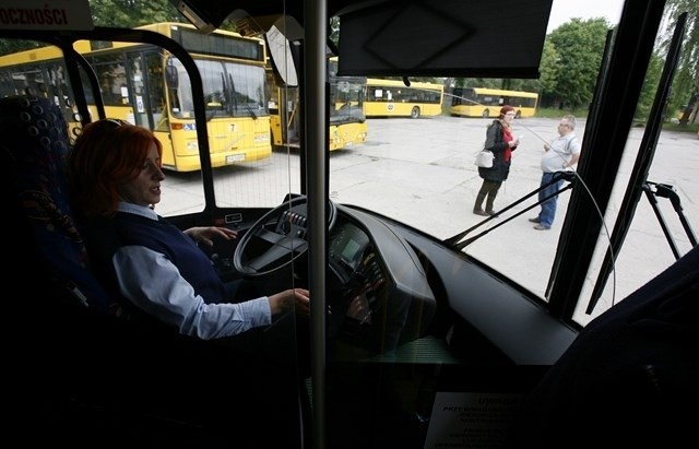 Kobieta za kierownicą autobusu