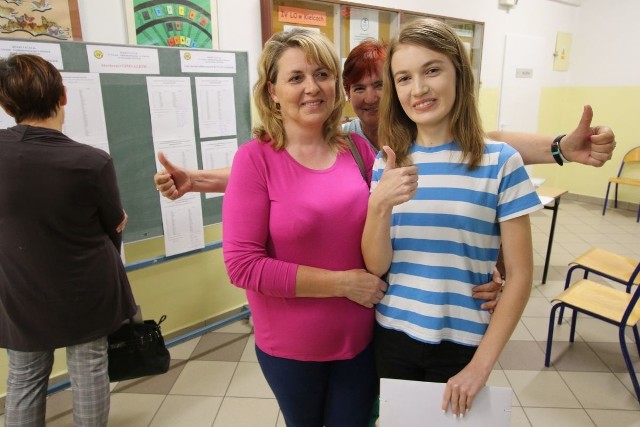 Katarzyna Kot, przyszła uczennica IV Liceum Ogólnokształcącego w Kielcach  z mamą i ciocią cieszyły się z wyników rekrutacji.