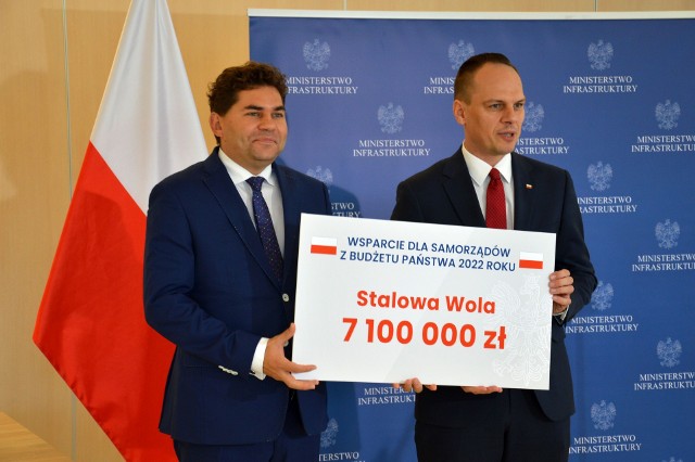 Prezydent Stalowej Woli Lucjusz Nadbereżny z czekiem od ministra Rafała Webera