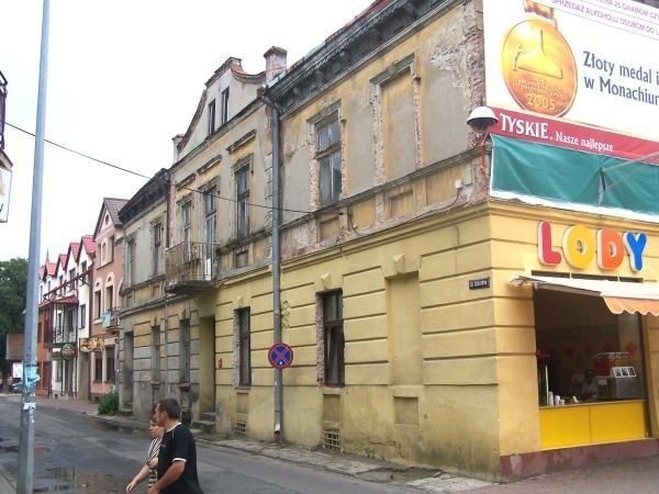 Kamienicę zbudowano na przełomie XIX i XX wieku dla żydowskiego kupca i prawnika Beniamina Federbuscha. Atrakcyjną częścią budynku są jego piwnice, które po odnowieniu mogą posłużyć jako winiarnia.