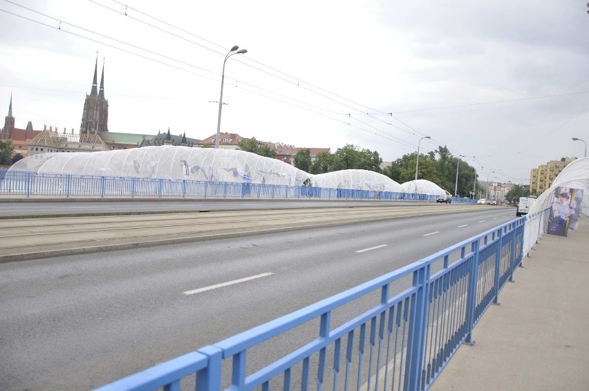 Świetlny pokaz i parada kapeluszników - tak zaprezentowały się wrocławskie mosty (ZDJĘCIA)