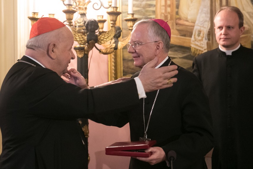 Kardynał Dziwisz przekazał swojemu następcy krzyż, który...