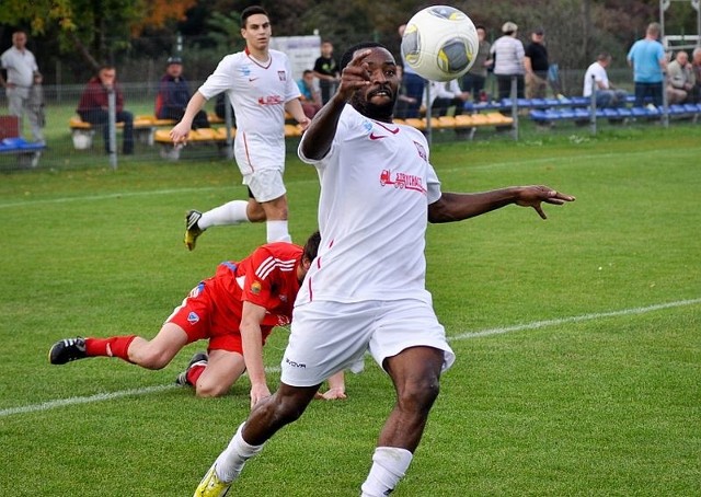 Eric Tala urządził sobie rajd między rywalami i zdobył gola na 5-2.