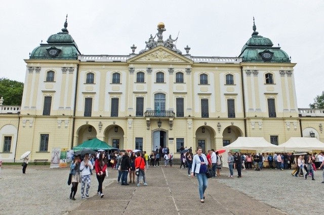 Uniwersytet Medyczny w Białymstoku przygotował dla kandydatów ponad 900 miejsc na 14 kierunkach studiów