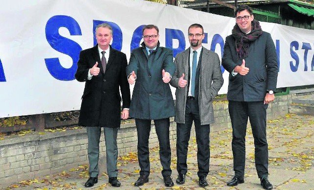 Władze Radomia, z prezydentem Radosławem Witkowskim, w miejscu, gdzie staną hala sportowo-widowiskowa i stadion.