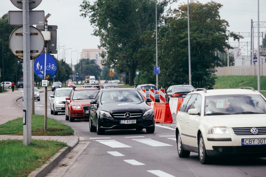 Gigantyczne korki tworzą się w kierunku przejazdu kolejowego...