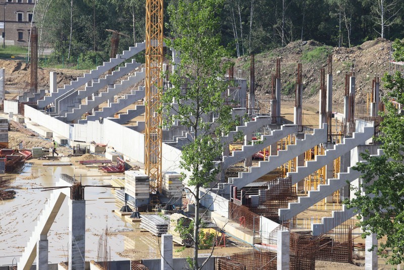 Tak dziś wygląda budowa stadionu sportowego i hali w rejonie...