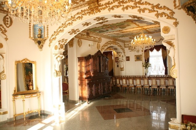 W pięknych wnętrzach pałacowej restauracji goście mogą zjeść smaczne potrawy z kapłona i pulardy.