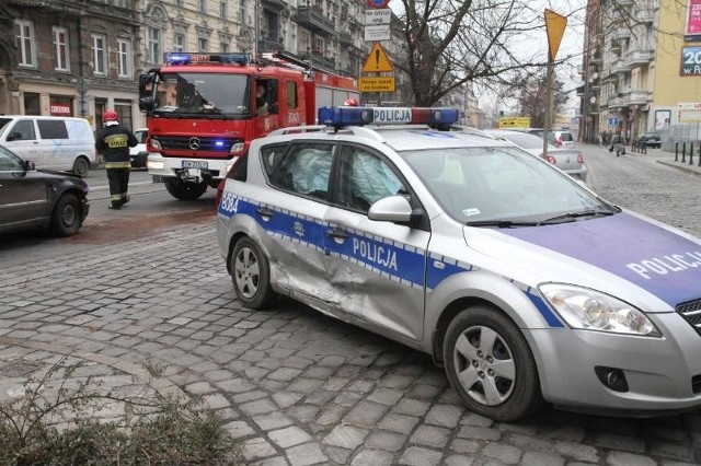 Wypadek radiowozu i dwóch aut osobowych na Rakowcu, 25.11.2105
