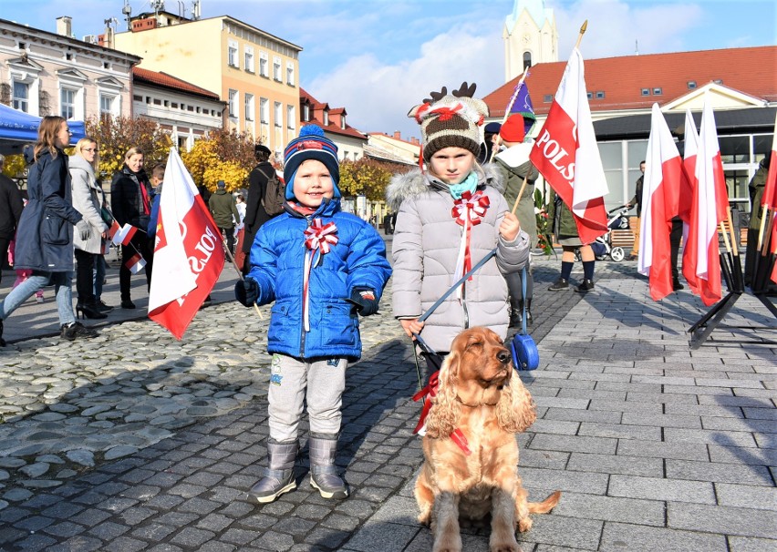 Wielka patriotyczna manifestacja w Oświęcimiu. Biało-czerwony marsz przeszedł ulicami Starego Miasta pod Grób Nieznanego Żołnierza [ZDJĘCIA]