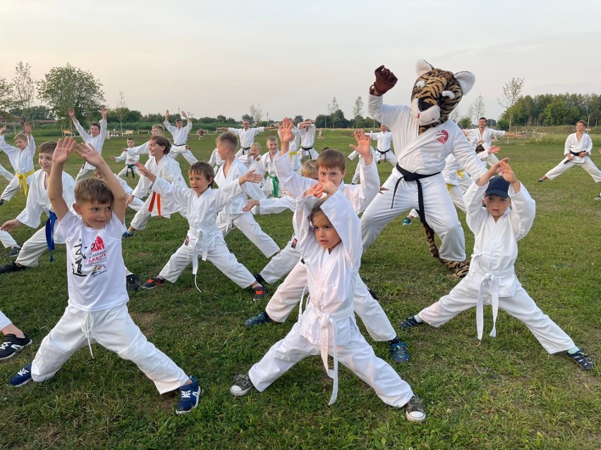 AKT Niepołomice-Kraków. Wiele atrakcji podczas 19. Letniej Akademii Karate. 70 uczestników obozu ZDJĘCIA