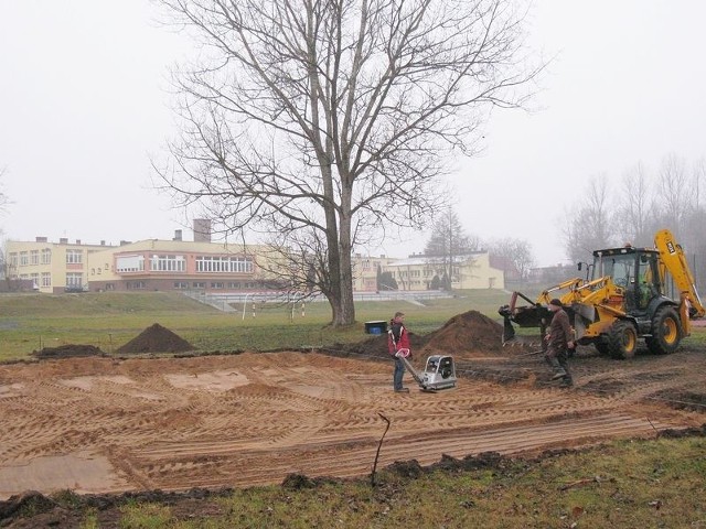 Dopiero kilka dni temu rozpoczęto prace ziemne na terenie Szkoły Podstawowej nr 2 w Miastku. 