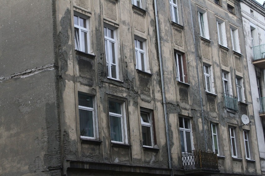 Tragedia na Zarzewskiej w Łodzi. Trzy osoby wypadły z okna balkonowego