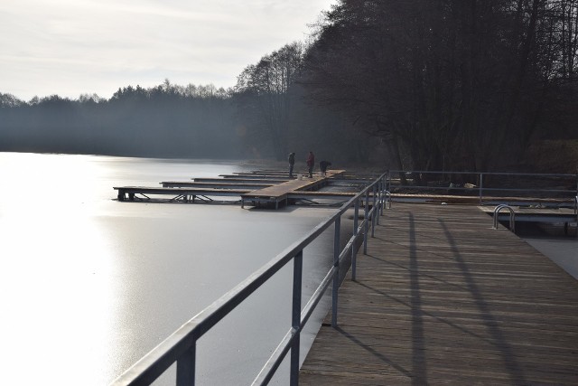 Nowe atrakcje nad jeziorem Lednik w Miastku. W Świeszynie powstają pomosty.