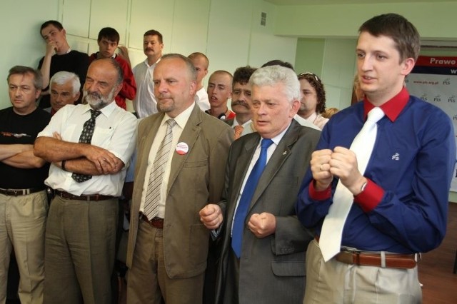 Daniel Walas, kielecki radny, oraz Janusz Barański, prezes świętokrzyskiego PiS (od prawej) trzymają kciuki za Jarosława Kaczyńskiego podczas ogłoszenia sondażowych wyników wyborów.