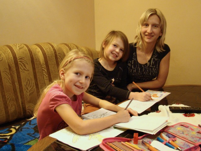 Marzena Janowska z Osieka ze swoimi dwoma córkami, 8-letnią Kingą oraz 6-letnią Nikolą