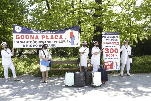 Protest pielęgniarek w Warszawie w Międzynarodowym Dniu Pielęgniarek i Położnych