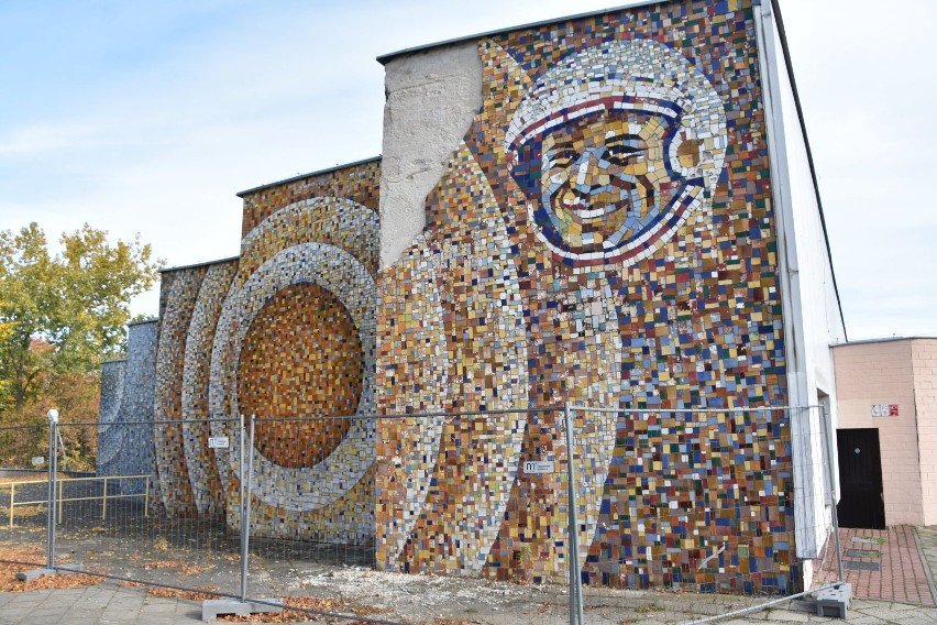 Mozaika z głową Gagarna na ścienia auli Uniwersytetu...