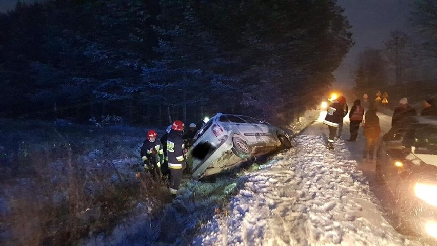 Wypadek samochodu osobowego w Turczynie. Po opadach śniegu...