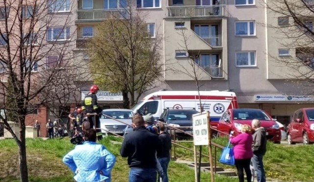 Młody pracownik firmy budowlanej spadł z wysokości na terenie Różanych Tarasów w Chorzowie