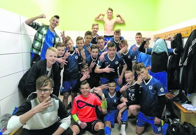 Drużyna UKS SMS Łódź cieszy się w szatni po kolejnym zwycięskim meczu w Centralnej Lidze Juniorów