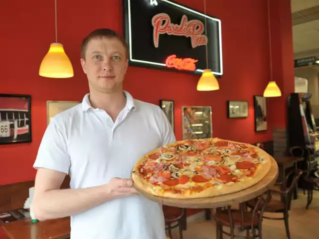 Oleksii Stashko, szef kuchni pizzerii Paradise Pizza, który znajduje się w Galerii Europa II, przy ul. Piłsudskiego w Rzeszowie.
