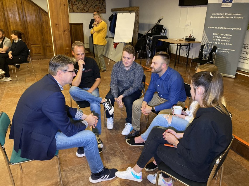 50 osób wzięło udział w Europejskiej Akademii Młodych Liderów Wsi w Kielcach. Spotkanie pod patronatem europosła Adama Jarubasa [ZDJĘCIA]