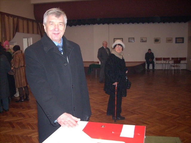 Burmistrz Andrzej Nawrocki głosował około południa. Był w dobrym nastroju.