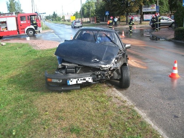 Na skrzyżowaniu ulic Kossaka i Szydłowieckiej w Skarżysku zderzyły się golf i suzuki. Na szczęście nie było rannych.