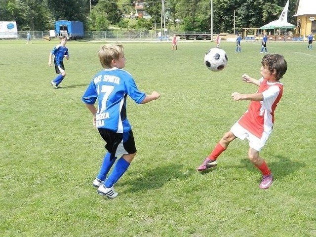 Nasi piłkarze (w niebieskich koszulkach) walczyli na boisku z Ajaksem Częstochowa.