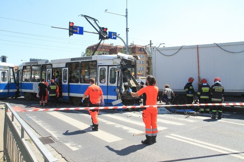 Wypadek tramwaju na Żmigrodzkiej. Wagon się zapalił. Dwanaście osób rannych [ZDJĘCIA]